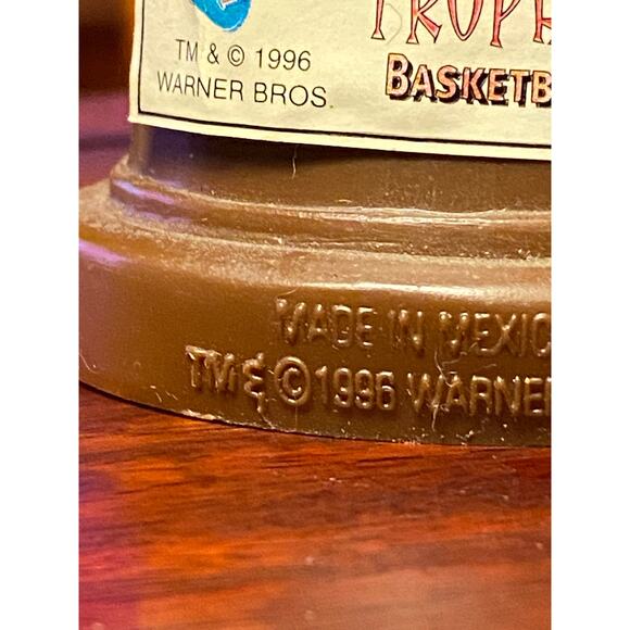 VTG 1996 MICHAEL JORDAN Space Jam Trophy Treats Gumballs Candy Bust New Full NOS - Picture 4 of 12